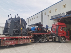 1000*700液壓對(duì)輥制砂機(jī)，1210反擊破發(fā)往四川