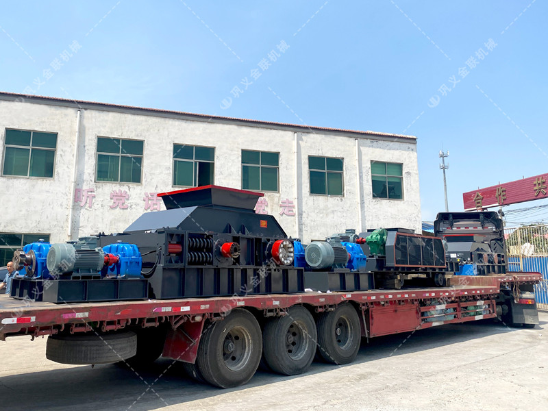 1200*1200雙齒輥破碎機(jī)，兩臺(tái)900*900軌道移動(dòng)雙齒輥破碎機(jī)發(fā)往云南